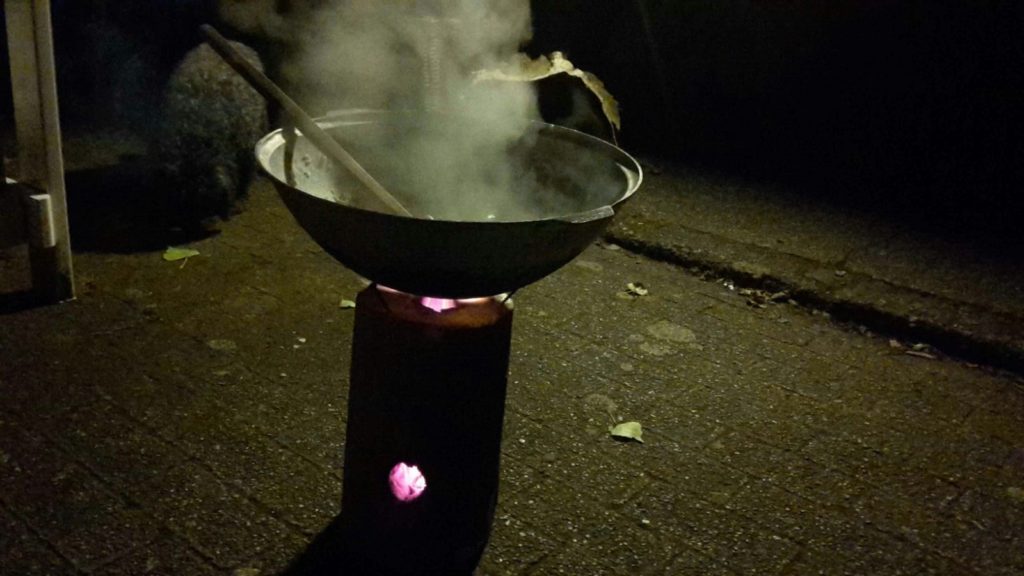 Koken op een kookstam geeft een echt natuurgevoel